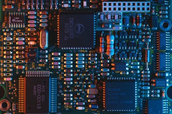 Печатаем чипы на клавиатуре: Как Verilog сделал "железо" доступным каждому